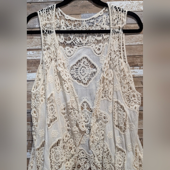 Ivory Lace Sharbite Hem Crochet Vest - Picture 2 of 13